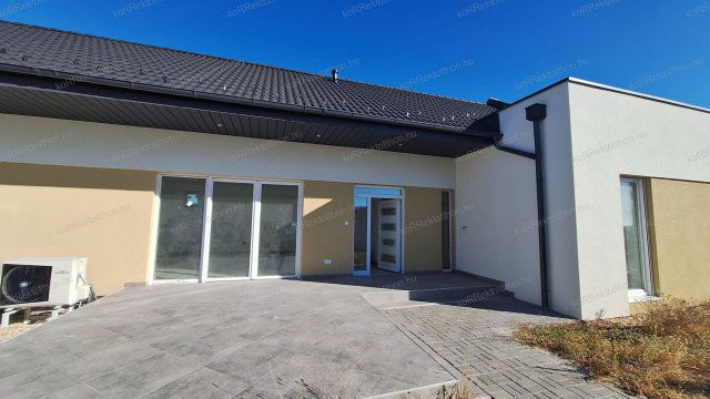 Eladó ikerház, Jászberényben 65.9 M Ft, 4 szobás