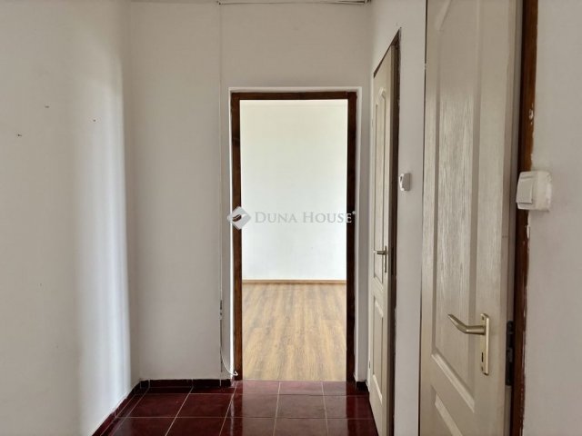 Eladó panellakás, Tatabányán 39.9 M Ft, 2 szobás