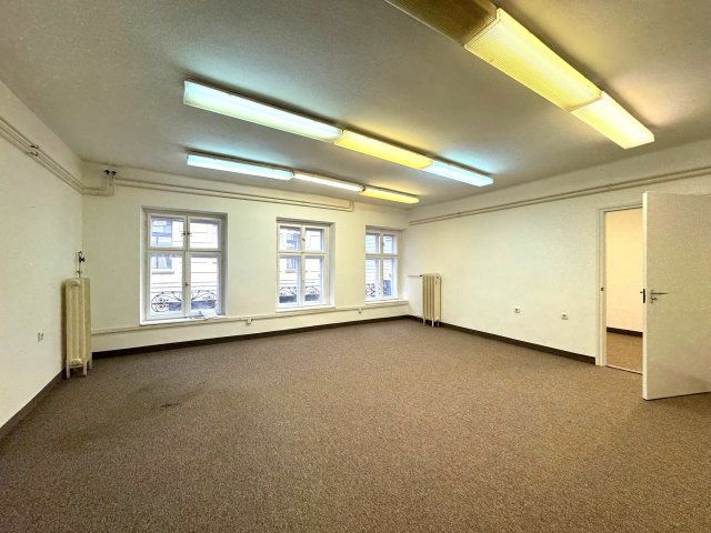 Eladó iroda, Pécsett, Perczel Miklós utcában 169.9 M Ft