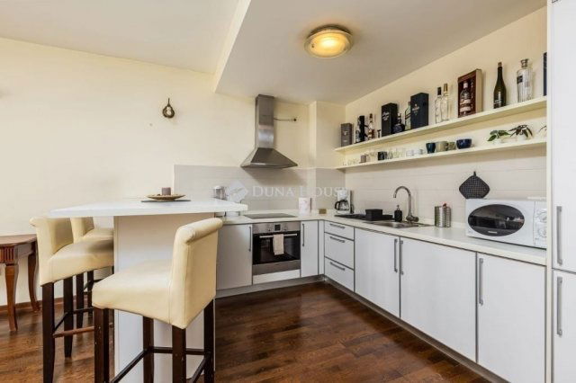 Eladó téglalakás, Budapesten, VI. kerületben 95.9 M Ft, 2 szobás