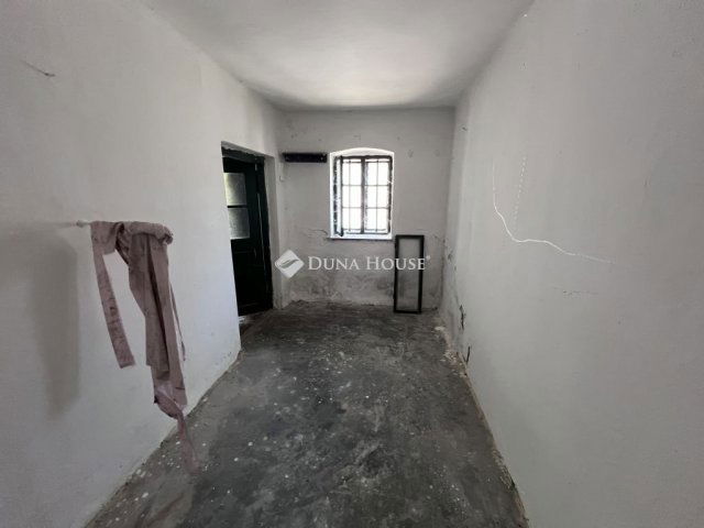 Eladó nyaraló, Lábatlanon 3.1 M Ft, 1 szobás