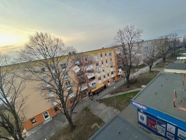 Eladó panellakás, Pécsett 41.99 M Ft, 4 szobás