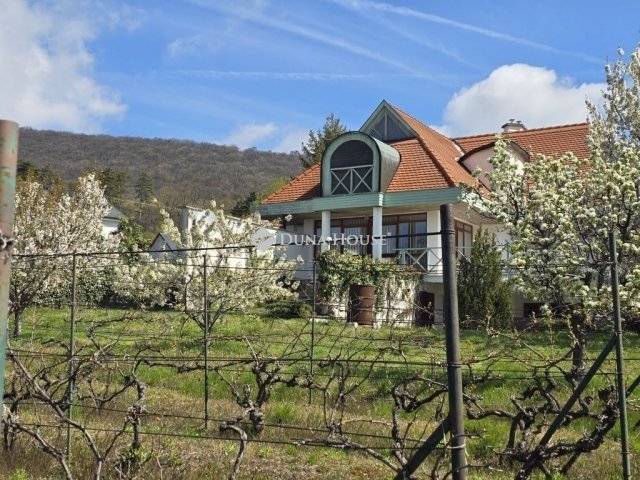 Eladó családi ház, Pécsett 195 M Ft, 6 szobás