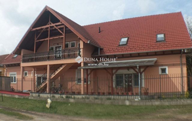 Eladó családi ház, Kerekegyházán 300 M Ft, 12 szobás