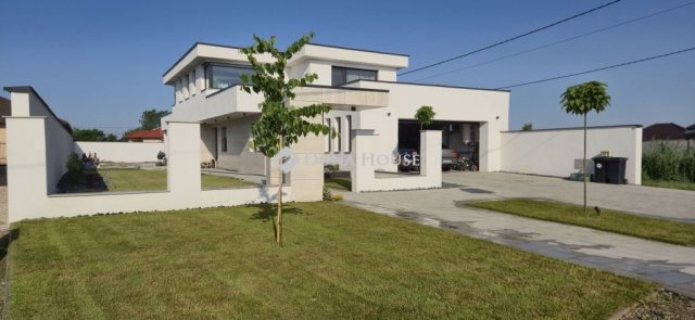 Eladó családi ház, Koroncón 295.9 M Ft, 5 szobás