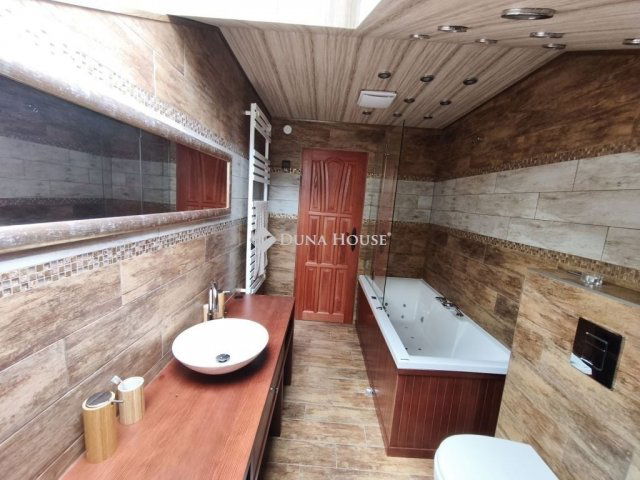 Eladó családi ház, Pilisszentivánon 275 M Ft, 7 szobás