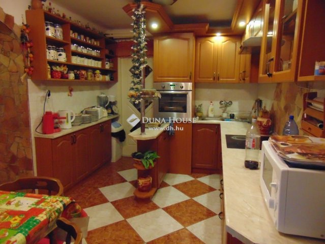 Eladó családi ház, Úrin 260 M Ft, 8 szobás