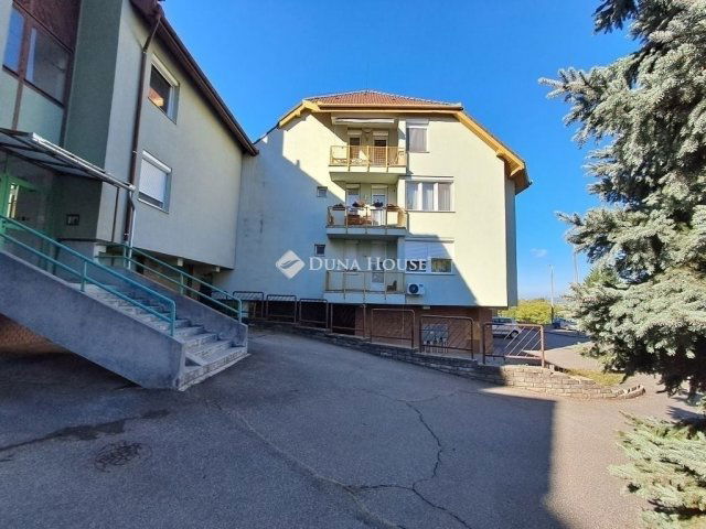 Eladó téglalakás, Pécsett 59 M Ft, 4 szobás