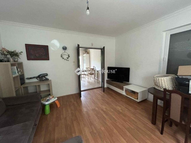 Eladó családi ház, Mendén 76.9 M Ft, 6 szobás