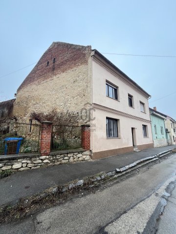 Eladó családi ház, Pécsett 53.5 M Ft, 8 szobás
