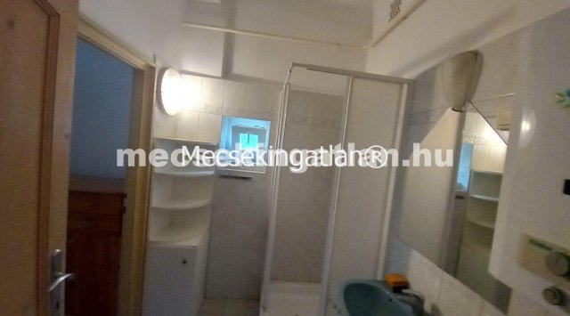 Eladó téglalakás, Pécsett 0.14 M Ft, 2 szobás