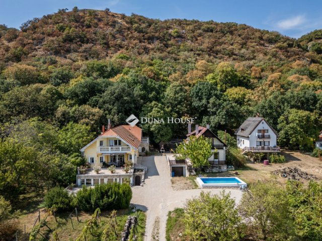 Eladó családi ház, Csákváron 250 M Ft, 7 szobás