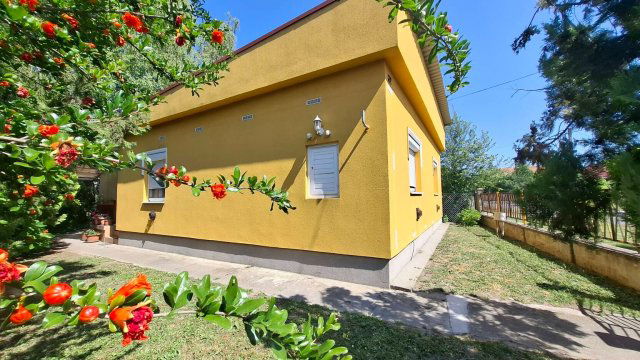 Eladó családi ház, Szigetszentmártonban 64.9 M Ft, 2 szobás