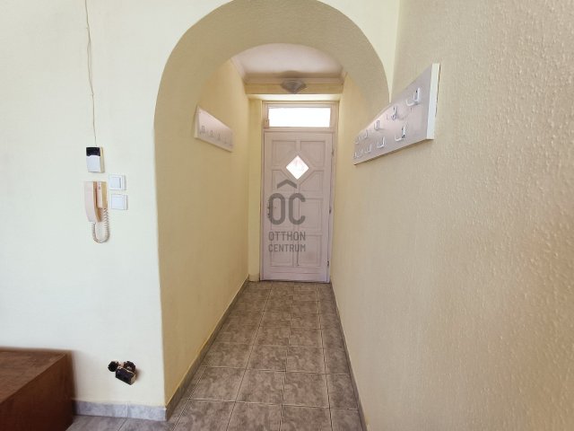 Kiadó téglalakás, albérlet, Pápán 135 E Ft / hó, 1 szobás