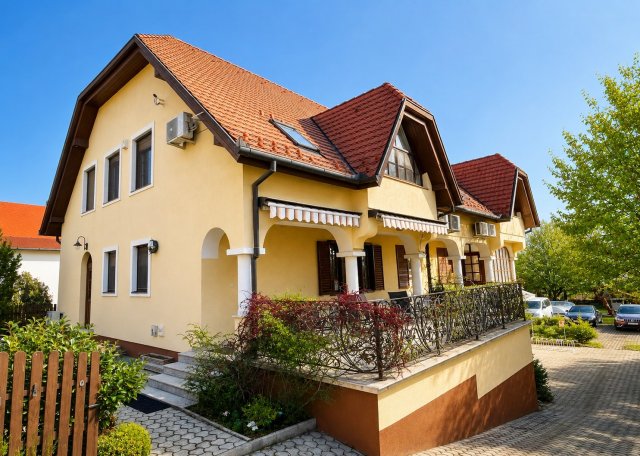 Eladó hotel, Hévízen 153.72 M Ft, 9+1 szobás