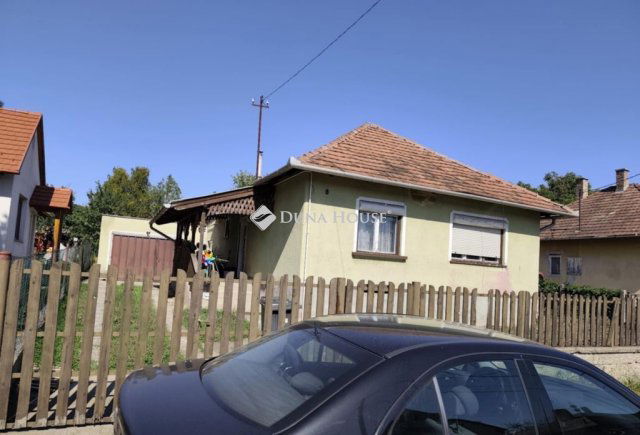 Eladó családi ház, Sárisápon, Köztársaság utcában 45.9 M Ft