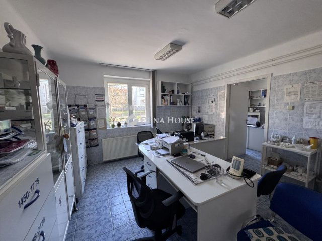 Eladó üzlethelyiség, Komlón 49.9 M Ft, 3 szobás