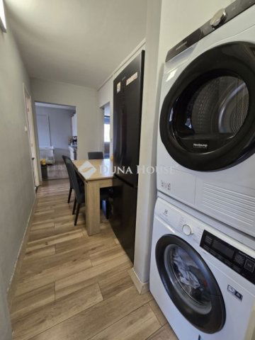 Eladó panellakás, Pécsett 54.9 M Ft, 4 szobás