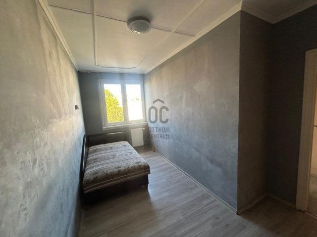 Kiadó panellakás, albérlet, Cegléden 150 E Ft / hó, 3 szobás