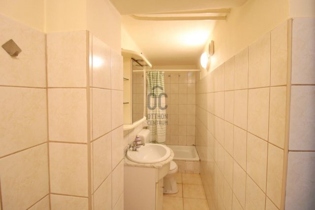 Eladó családi ház, Pécelen 98 M Ft, 8 szobás