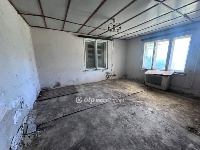 Eladó családi ház, Cegléden 15 M Ft, 1 szobás