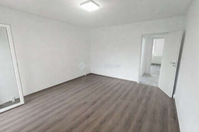 Eladó panellakás, Kecskeméten 52.49 M Ft, 3 szobás