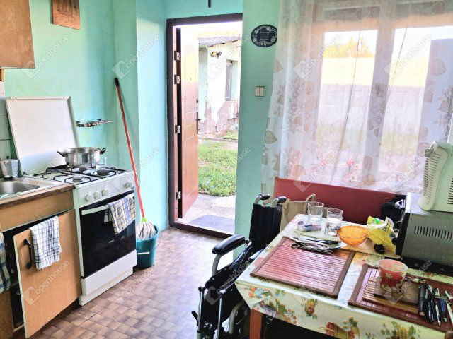 Eladó téglalakás, Komáromban 24 M Ft, 2 szobás