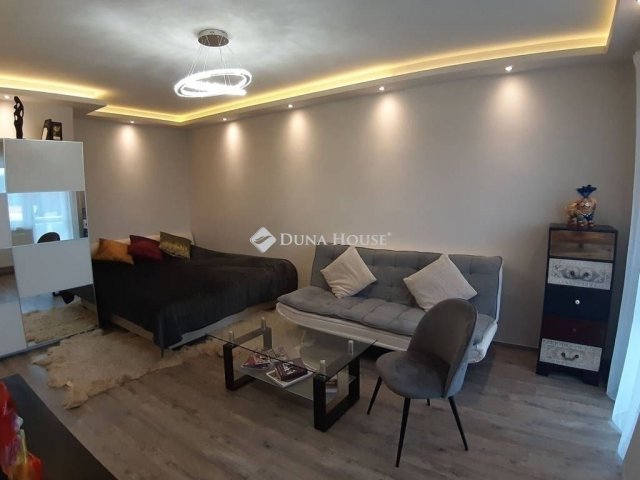 Eladó téglalakás, Pécsett 49 M Ft, 1 szobás