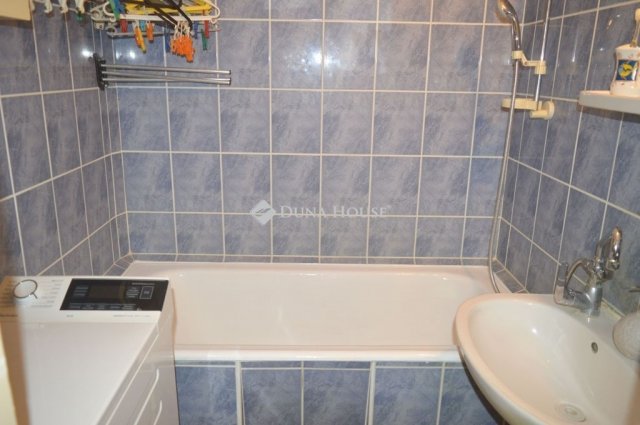 Eladó panellakás, Debrecenben 59.8 M Ft, 3 szobás