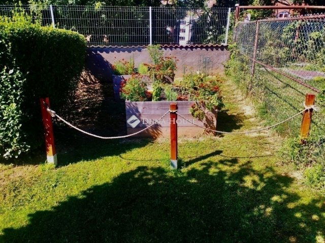 Eladó téglalakás, Pécsett 110 M Ft, 5 szobás