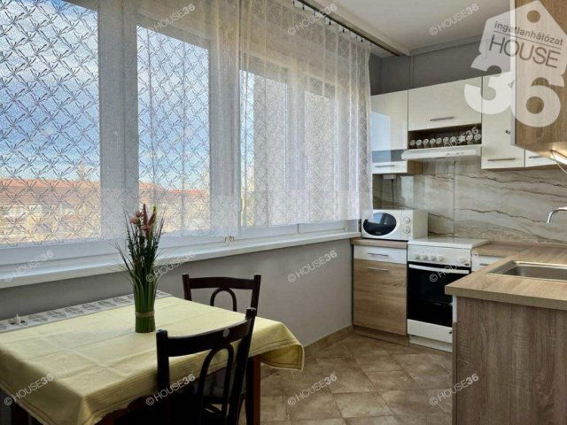 Eladó panellakás, Kecskeméten 43.9 M Ft, 3 szobás