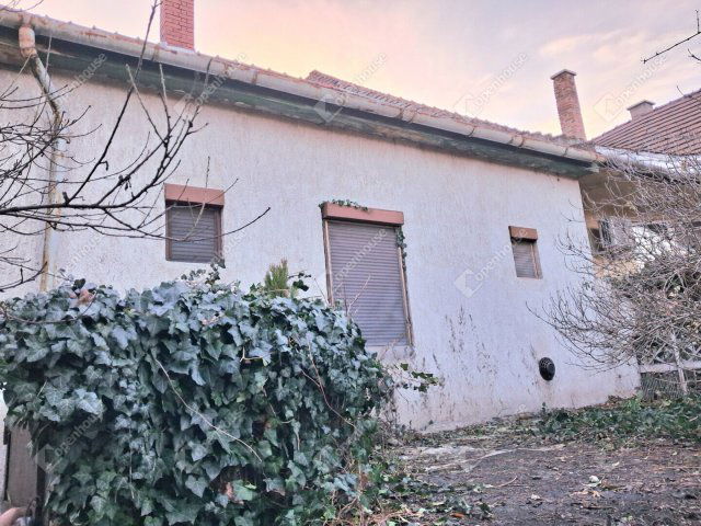 Eladó családi ház, Komáromban 29.5 M Ft, 1 szobás