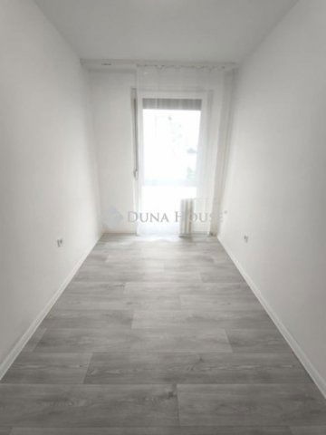 Eladó panellakás, Pécsett 39.9 M Ft, 2 szobás