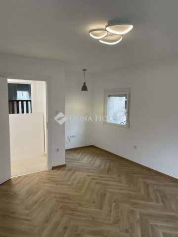 Eladó panellakás, Pécsett 58.5 M Ft, 2 szobás
