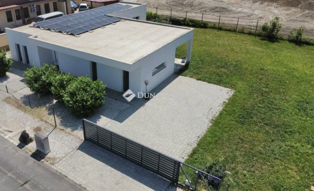 Eladó családi ház, Tolnán 99 M Ft, 4 szobás