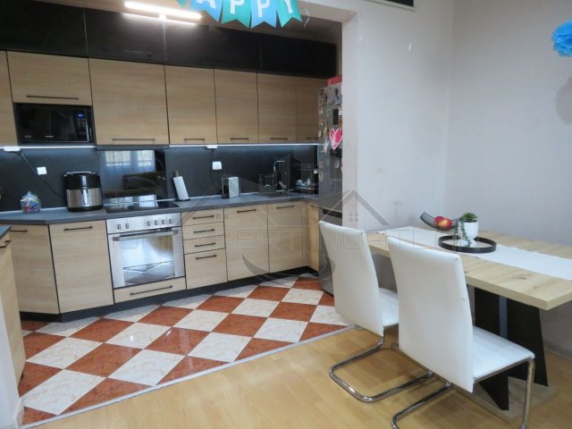 Eladó panellakás, Győrött 72.99 M Ft, 3 szobás