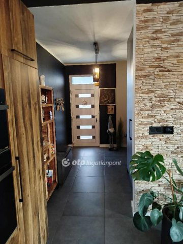 Eladó családi ház, Pécsett 139.5 M Ft, 3 szobás