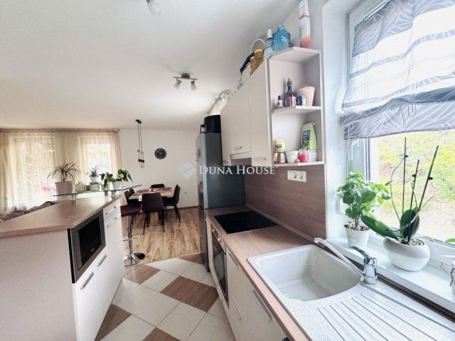 Eladó téglalakás, Pécsett 65.9 M Ft, 3 szobás