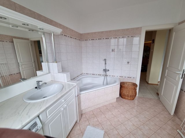 Eladó téglalakás, Debrecenben 111 M Ft, 4 szobás