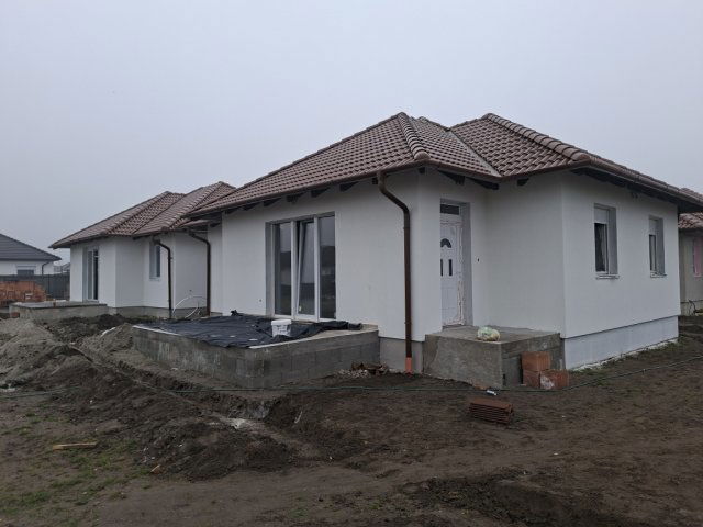 Eladó ikerház, Jászberényben 59.9 M Ft, 4 szobás