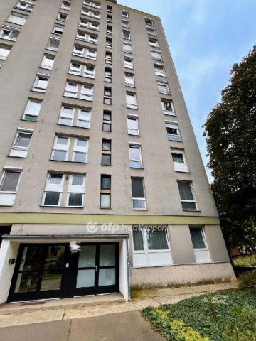 Eladó panellakás, Pécsett 54.9 M Ft, 3 szobás