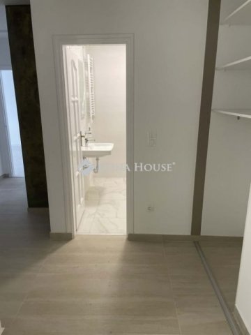 Eladó panellakás, Pécsett 59.9 M Ft, 3 szobás