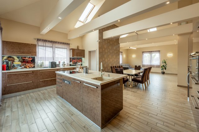 Eladó családi ház, Dunaharasztin 239.99 M Ft, 7 szobás