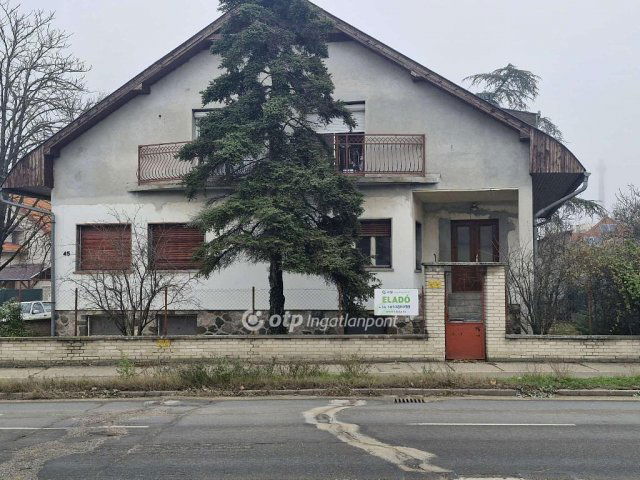 Eladó családi ház, Baján 79.9 M Ft, 6+2 szobás