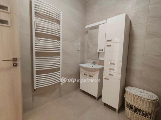 Kiadó téglalakás, albérlet, Szekszárdon 300 E Ft / hó