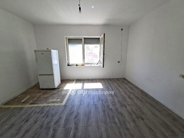 Eladó családi ház, Ráckeresztúron 64.9 M Ft, 2+1 szobás