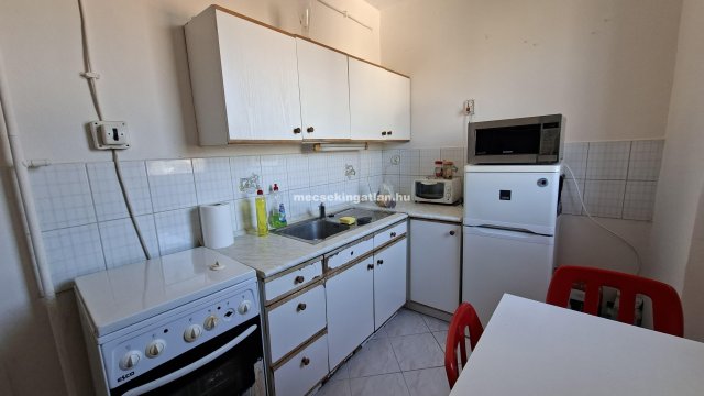 Kiadó panellakás, albérlet, Pécsett 65 E Ft / hó, 1 szobás