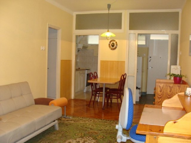 Kiadó téglalakás, albérlet, Pécsett, Alkotmány utcában