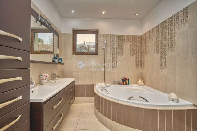 Eladó családi ház, Pilisszentkereszten 299 M Ft, 5 szobás