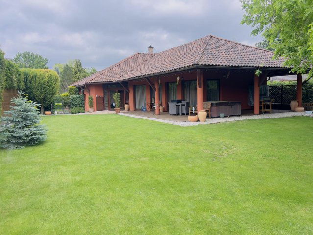 Eladó családi ház, Tatán 255 M Ft, 5 szobás